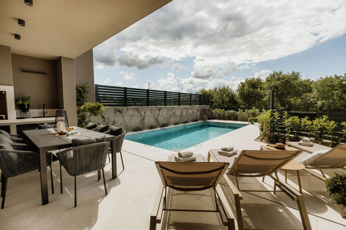 ISTRIA - PARENZO - NUOVA VILLA COMPLETATA CON PISCINA!