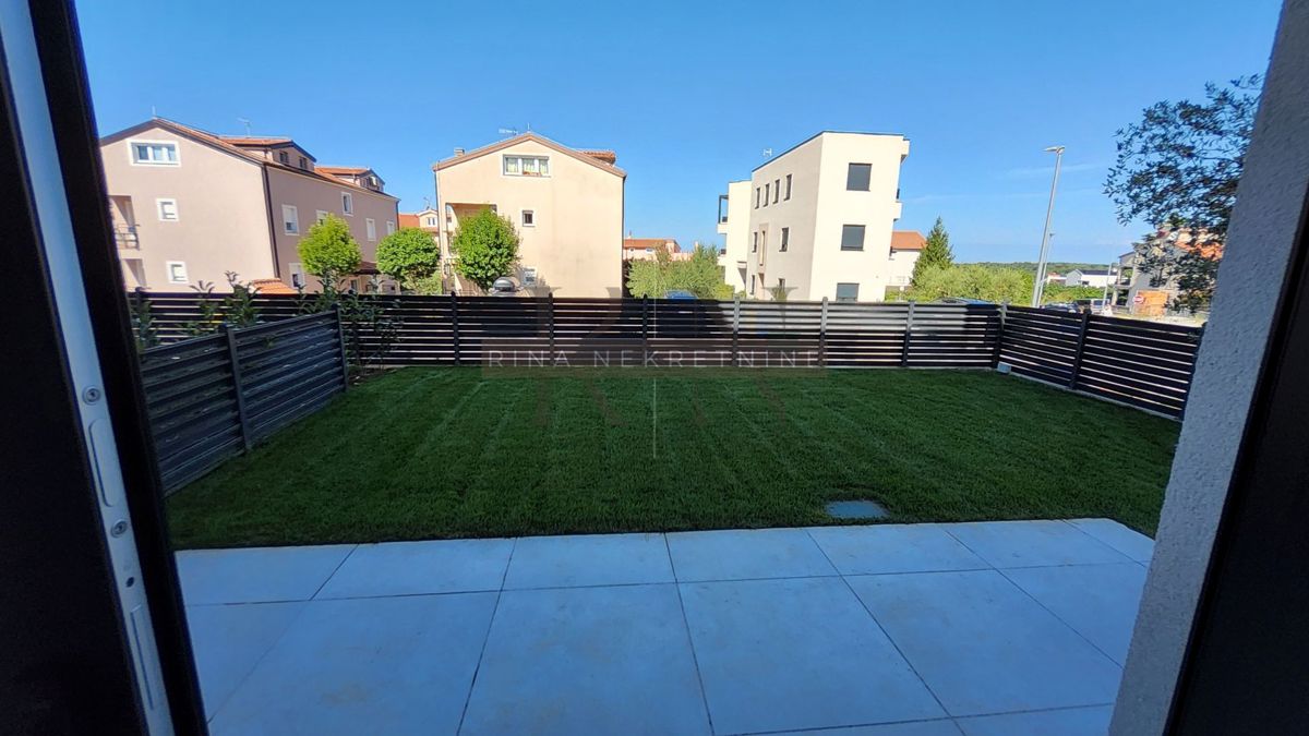 ISTRIA – PARENZO – APPARTAMENTO 125 m² CON GIARDINO E VISTA MARE