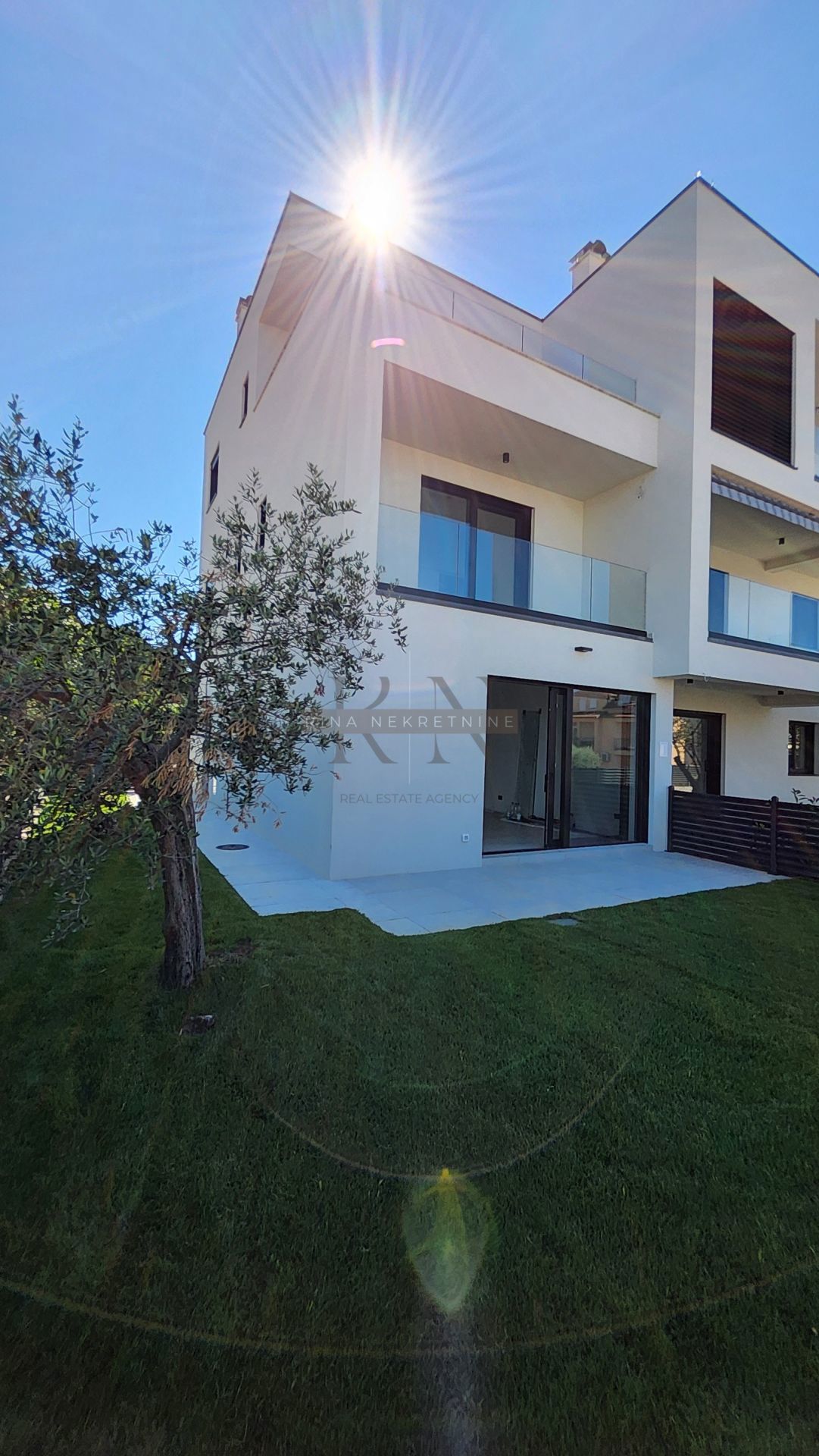 ISTRIA – PARENZO – APPARTAMENTO 125 m² CON GIARDINO E VISTA MARE