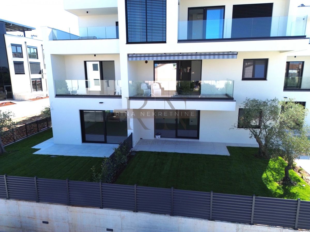 ISTRIA – PARENZO – APPARTAMENTO 125 m² CON GIARDINO E VISTA MARE