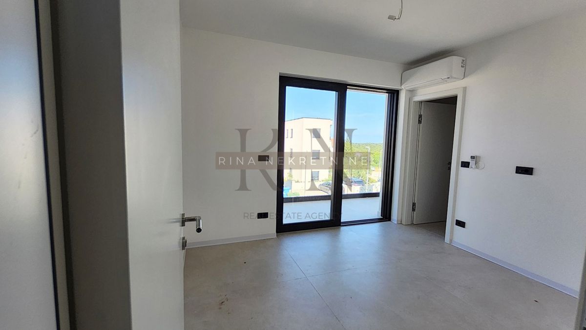 ISTRIA – PARENZO – APPARTAMENTO 125 m² CON GIARDINO E VISTA MARE