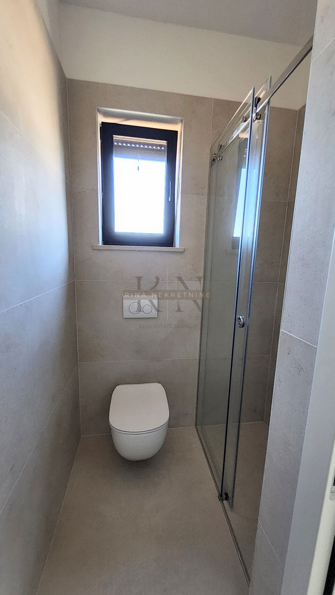 ISTRIA – PARENZO – APPARTAMENTO 125 m² CON GIARDINO E VISTA MARE