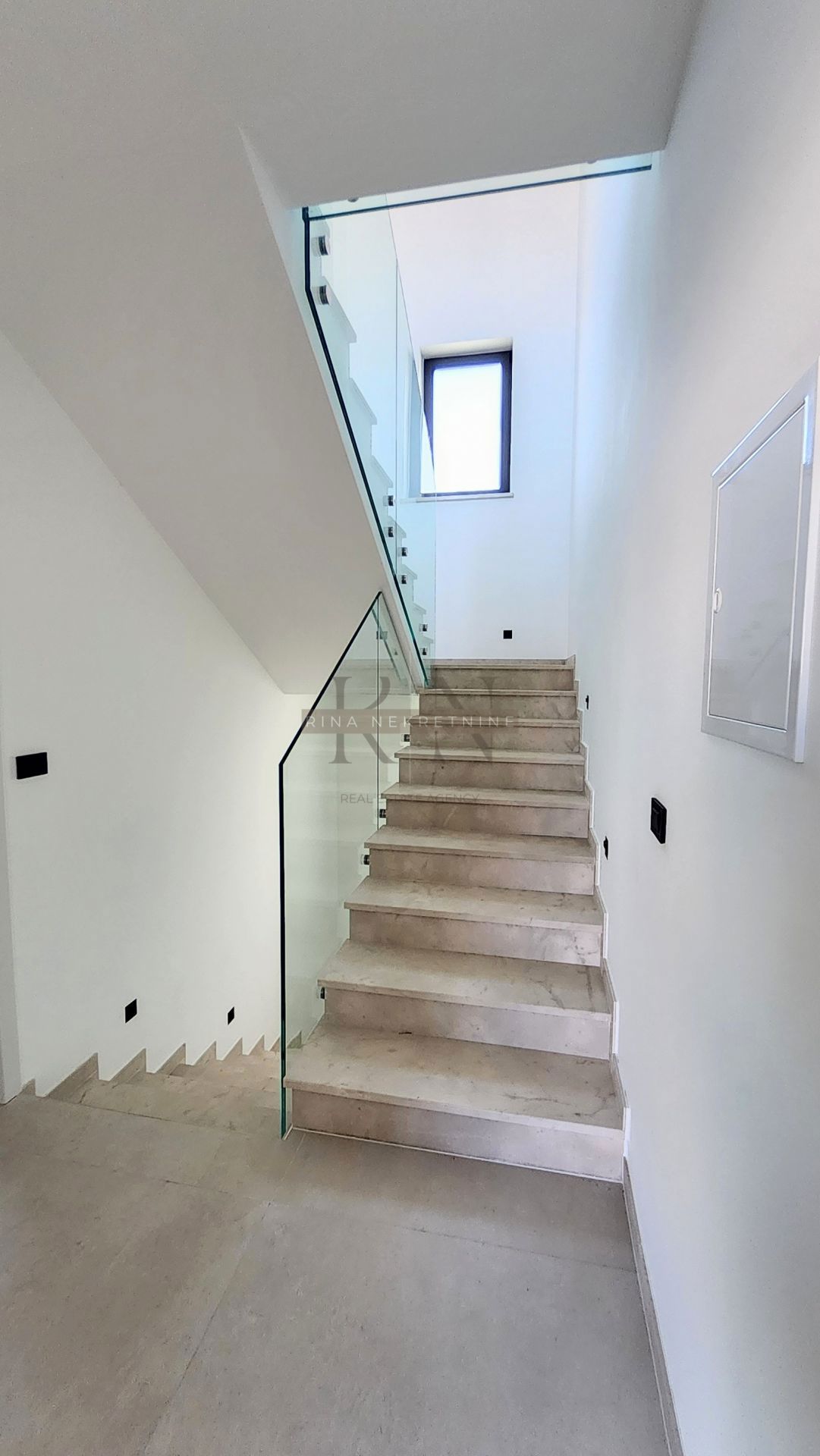 ISTRIA – PARENZO – APPARTAMENTO 125 m² CON GIARDINO E VISTA MARE