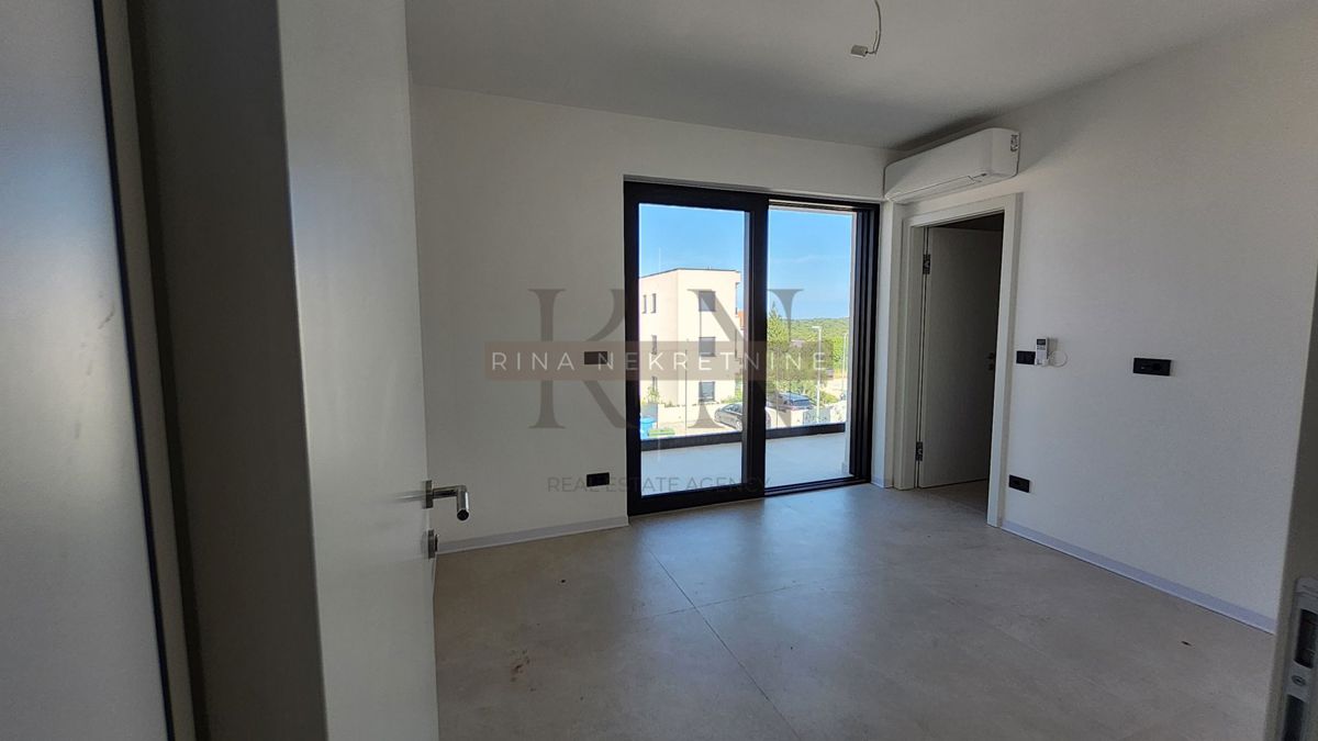 ISTRIA – PARENZO – APPARTAMENTO 125 m² CON GIARDINO E VISTA MARE
