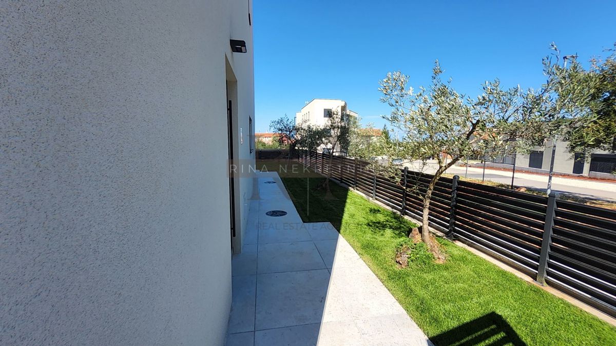 ISTRIA – PARENZO – APPARTAMENTO 125 m² CON GIARDINO E VISTA MARE