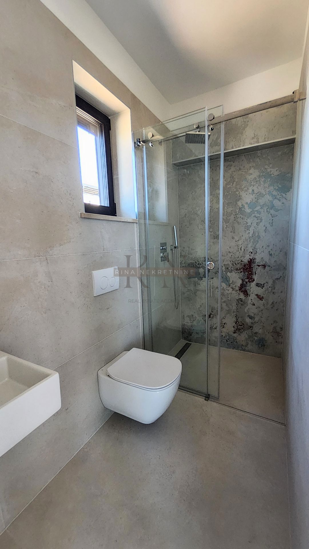 ISTRIA – PARENZO – APPARTAMENTO 125 m² CON GIARDINO E VISTA MARE