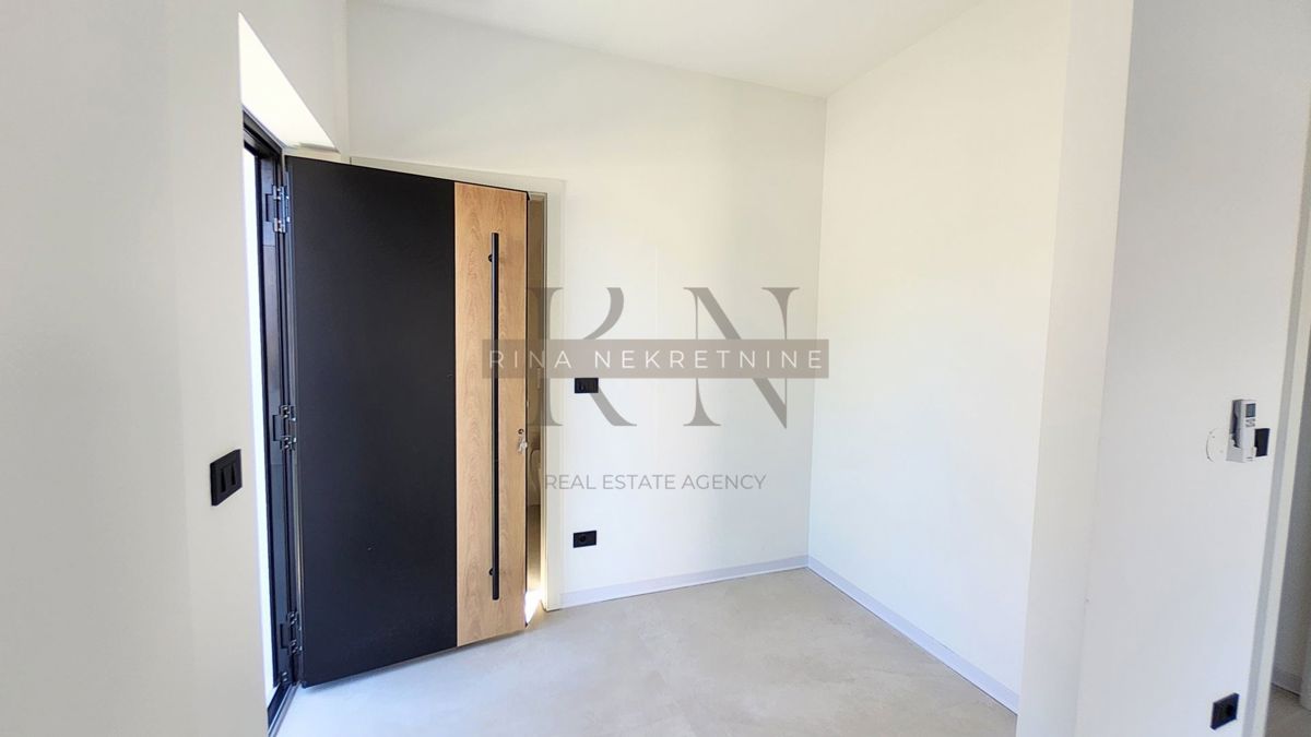 ISTRIA – PARENZO – APPARTAMENTO 125 m² CON GIARDINO E VISTA MARE