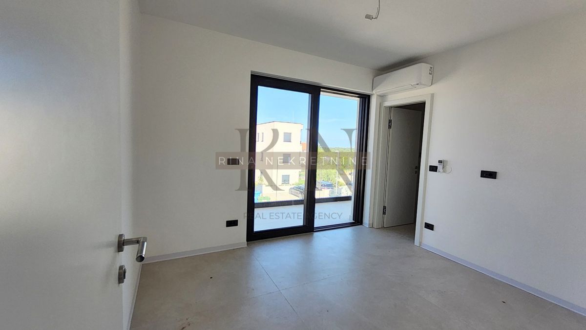 ISTRIA – PARENZO – APPARTAMENTO 125 m² CON GIARDINO E VISTA MARE
