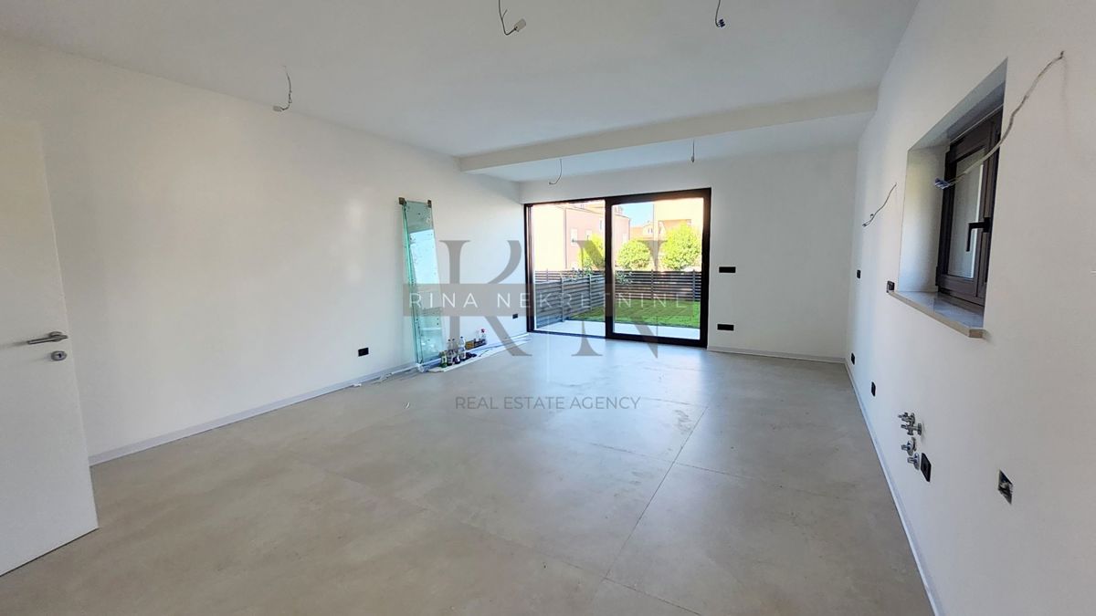 ISTRIA – PARENZO – APPARTAMENTO 125 m² CON GIARDINO E VISTA MARE