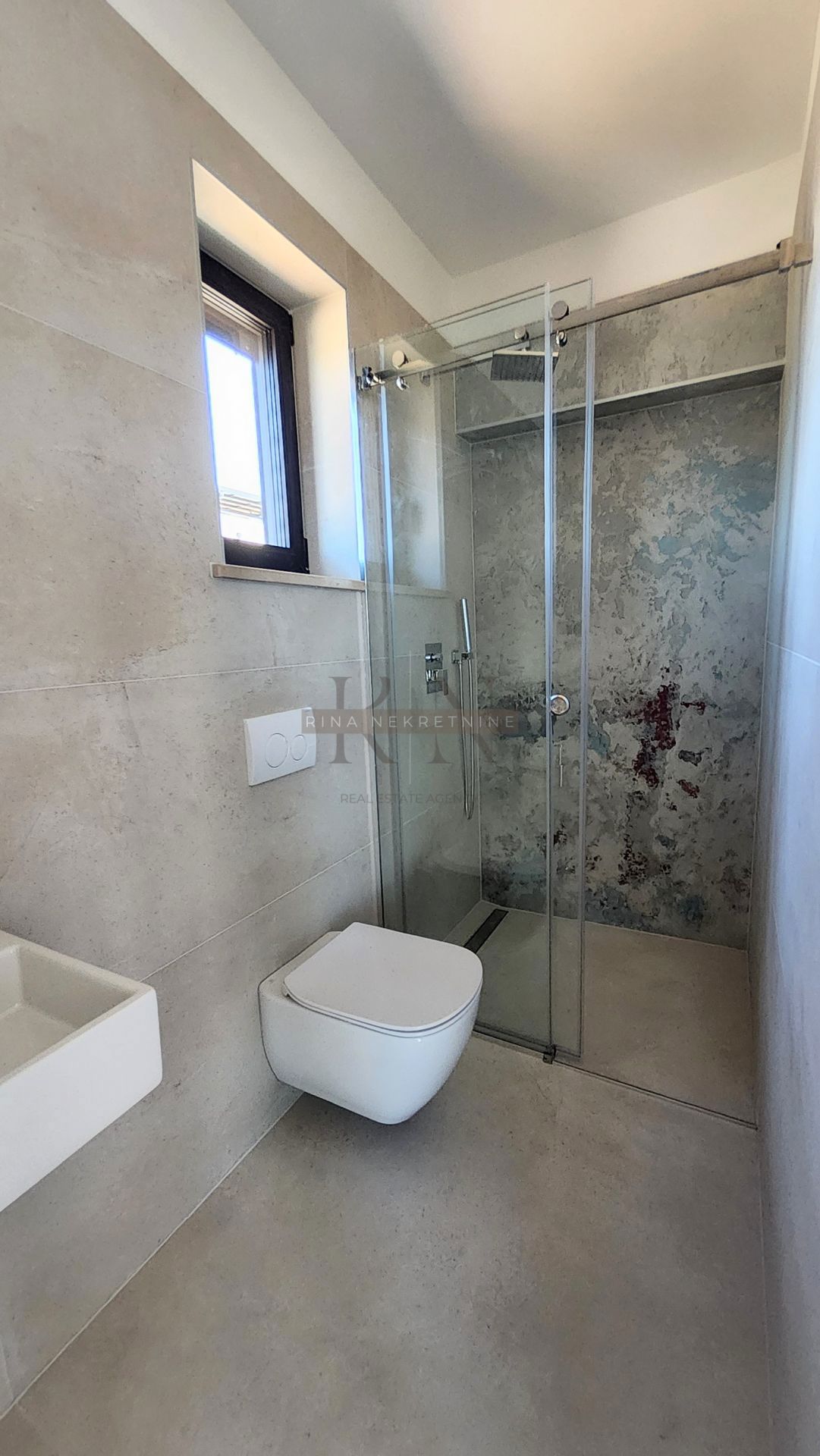 ISTRIA – PARENZO – APPARTAMENTO 125 m² CON GIARDINO E VISTA MARE