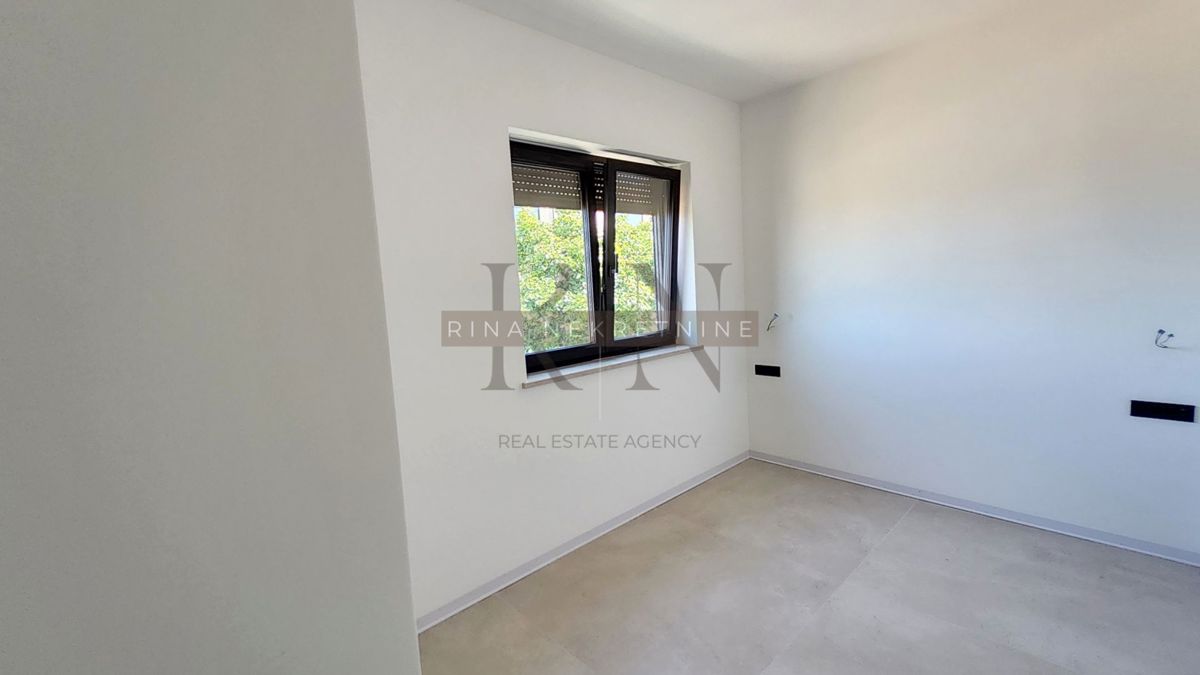 ISTRIA – PARENZO – APPARTAMENTO 125 m² CON GIARDINO E VISTA MARE