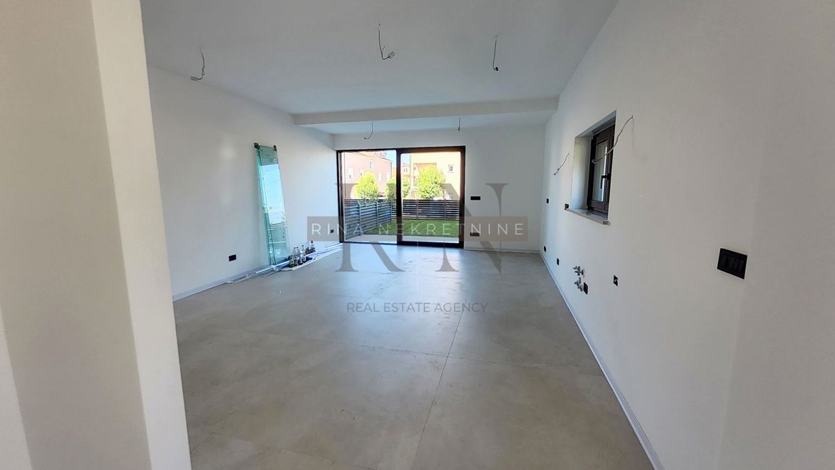 ISTRIA – PARENZO – APPARTAMENTO 125 m² CON GIARDINO E VISTA MARE