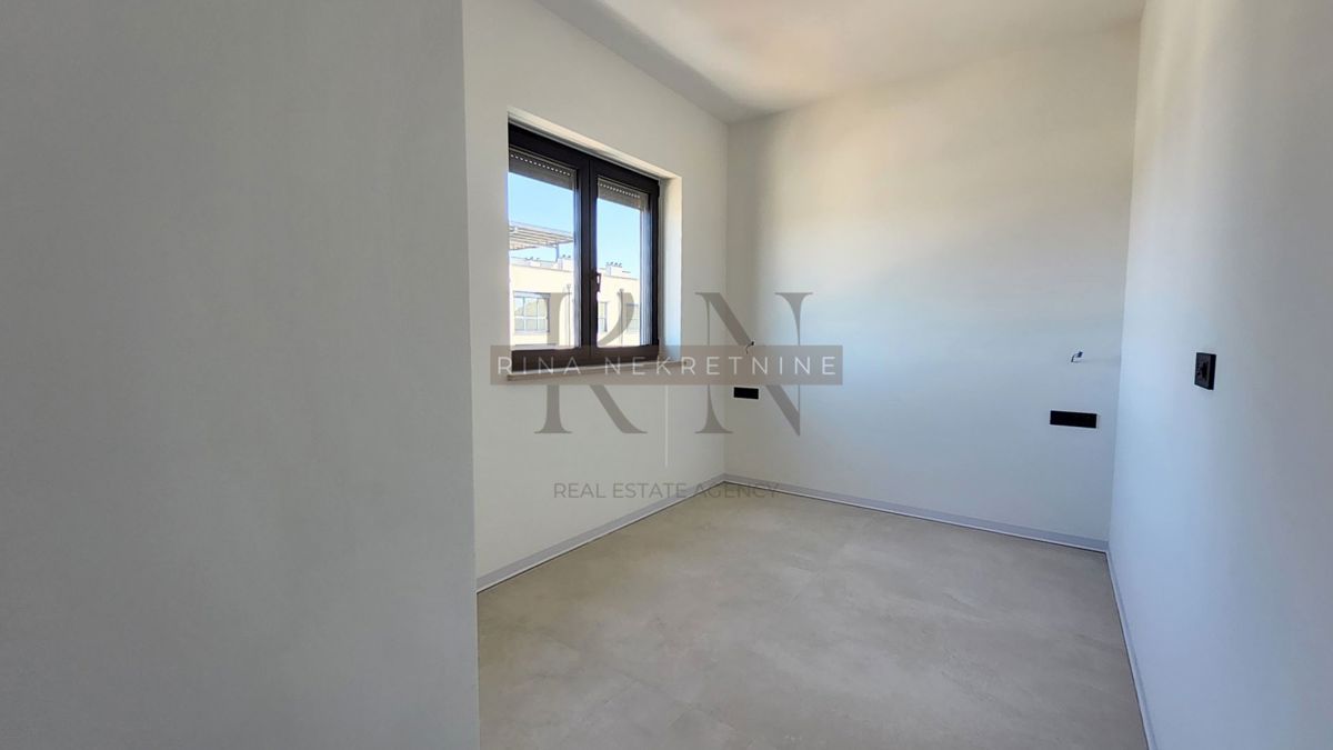 ISTRIA – PARENZO – APPARTAMENTO 125 m² CON GIARDINO E VISTA MARE