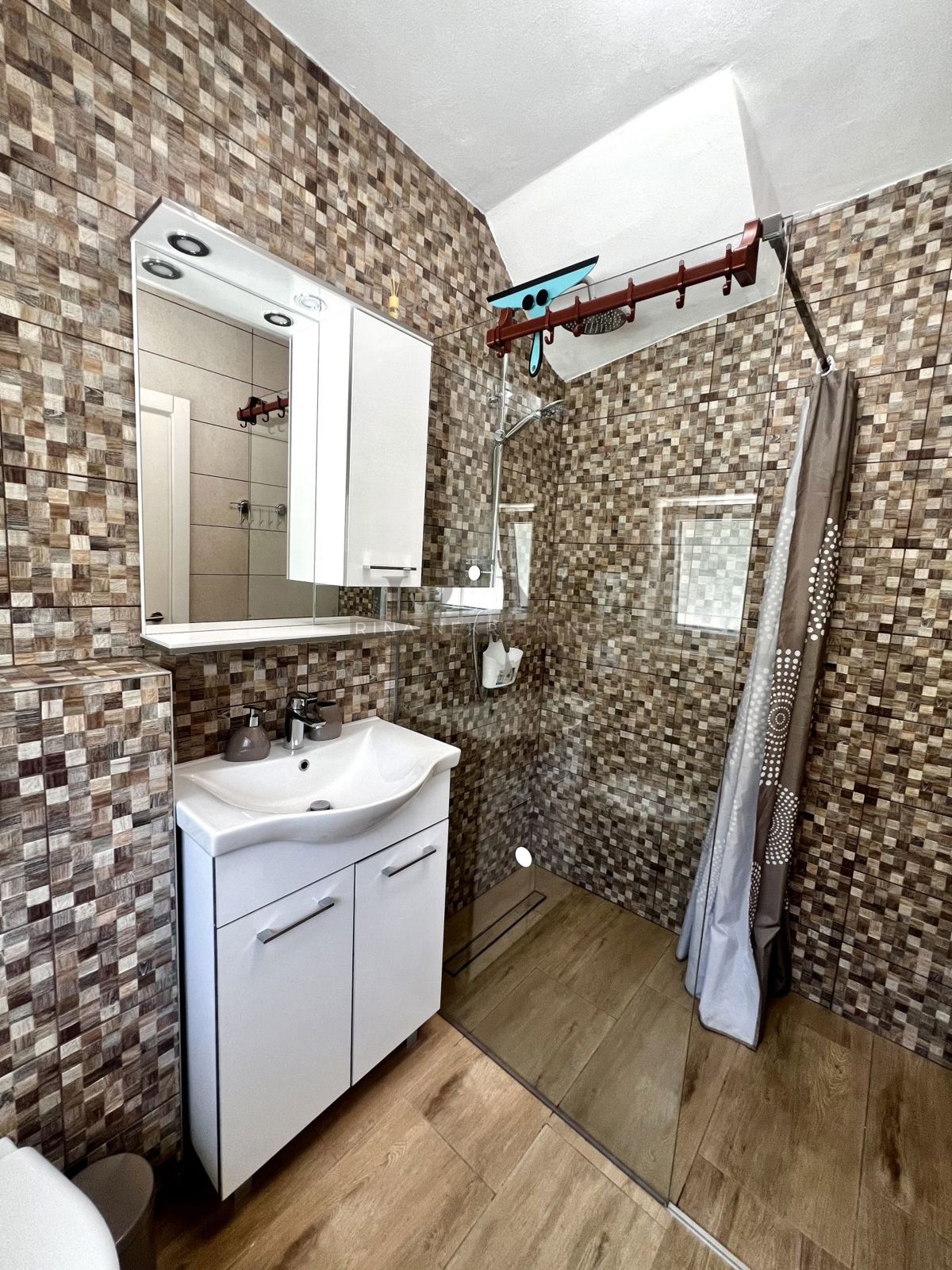 ISTRIA - PARENZO - TINJAN - CASA CON PISCINA PER INVESTIMENTO!