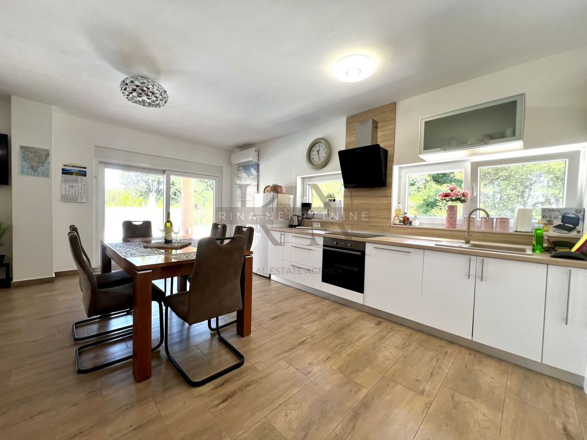 ISTRIA - PARENZO - TINJAN - CASA CON PISCINA PER INVESTIMENTO!