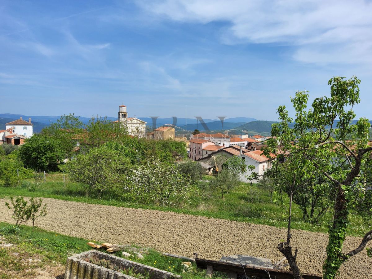 Istria, Opportunità di Investimento: Lotti Edificabili nel Centro di Vižinada