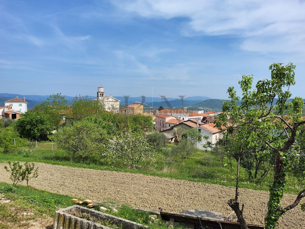 Istria, Opportunità di Investimento: Lotti Edificabili nel Centro di Vižinada