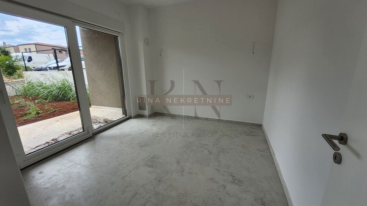 ISTRIA - PARENZO - TAR, APPARTAMENTO 88m2+GIARDINO+2 POSTI AUTO