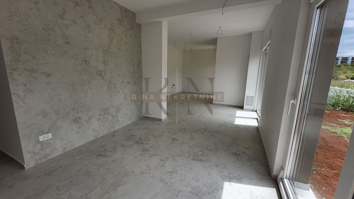 ISTRIA - PARENZO - TAR, APPARTAMENTO 88m2+GIARDINO+2 POSTI AUTO