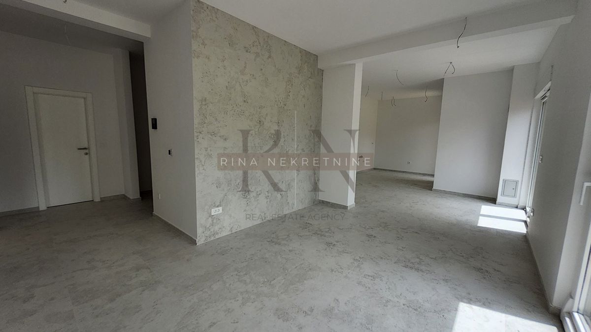 ISTRIA - PARENZO - TAR, APPARTAMENTO 88m2+GIARDINO+2 POSTI AUTO