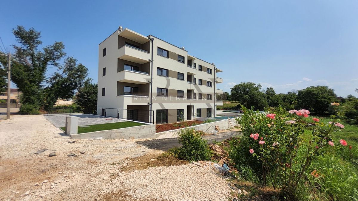 ISTRIA - PARENZO - TAR, APPARTAMENTO 88m2+GIARDINO+2 POSTI AUTO