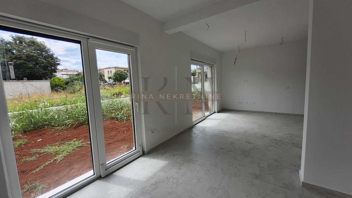 ISTRIA - PARENZO - TAR, APPARTAMENTO 88m2+GIARDINO+2 POSTI AUTO