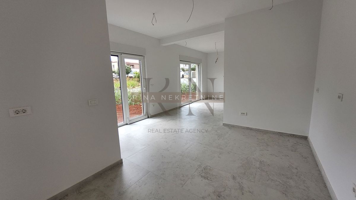 ISTRIA - PARENZO - TAR, APPARTAMENTO 88m2+GIARDINO+2 POSTI AUTO