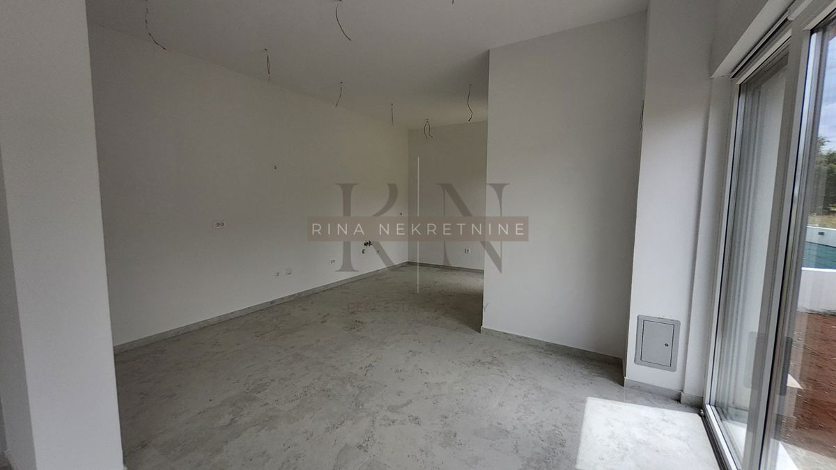 ISTRIA - PARENZO - TAR, APPARTAMENTO 88m2+GIARDINO+2 POSTI AUTO