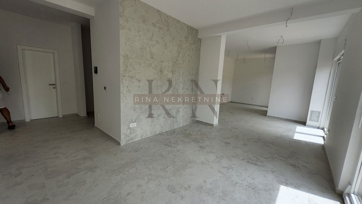 ISTRIA - PARENZO - TAR, APPARTAMENTO 88m2+GIARDINO+2 POSTI AUTO