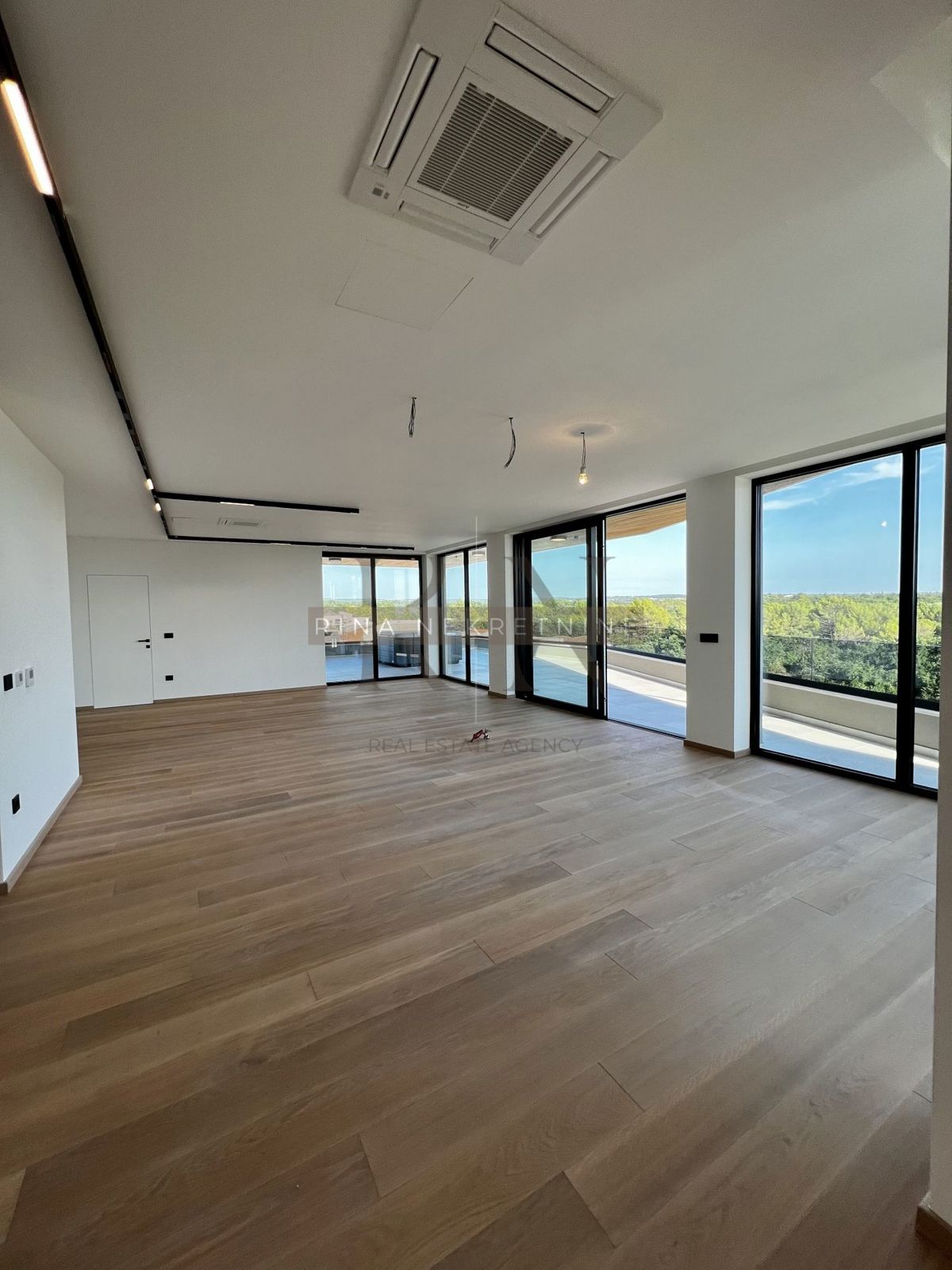 ISTRA - ZONA DI PARENZO - ATTICO DI LUSSO CON VISTA MARE