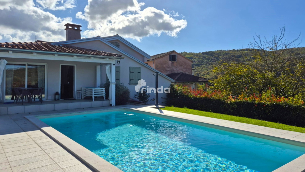 Casa con piscina circondata da colline verdi - periferia di Motovun - 85m + (467m2)