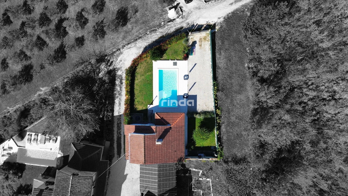 Casa con piscina circondata da colline verdi - periferia di Motovun - 85m + (467m2)
