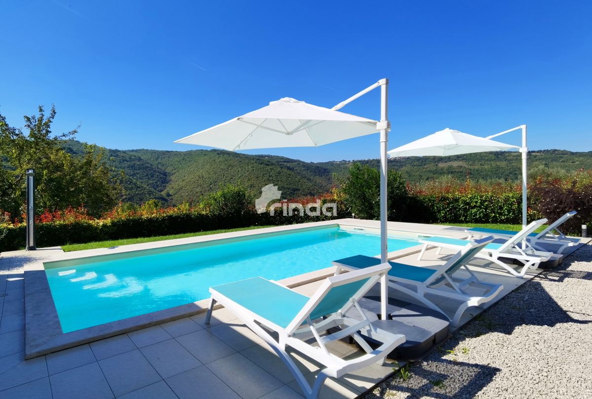 Casa con piscina circondata da colline verdi - periferia di Motovun - 85m + (467m2)