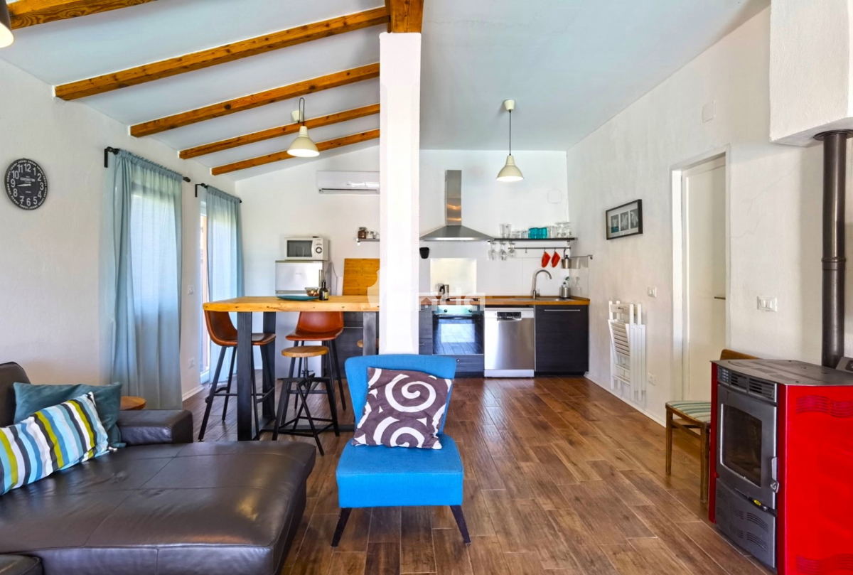 Casa con piscina circondata da colline verdi - periferia di Motovun - 85m + (467m2)