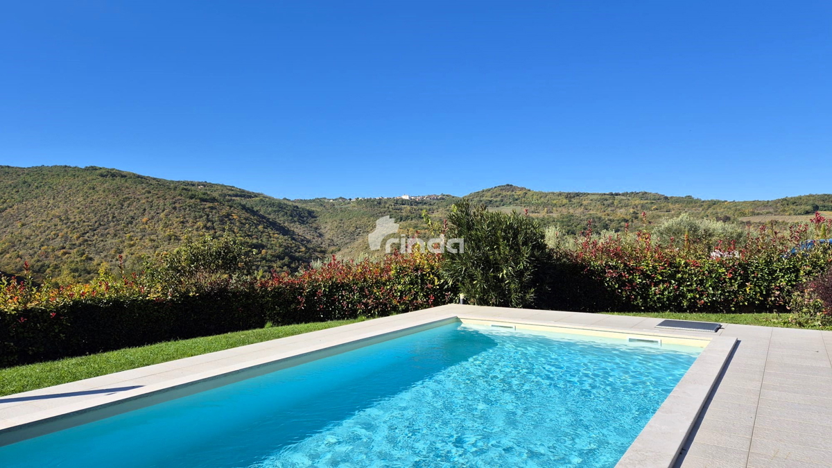 Casa con piscina circondata da colline verdi - periferia di Motovun - 85m + (467m2)