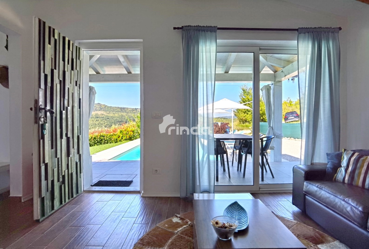 Casa con piscina circondata da colline verdi - periferia di Motovun - 85m + (467m2)