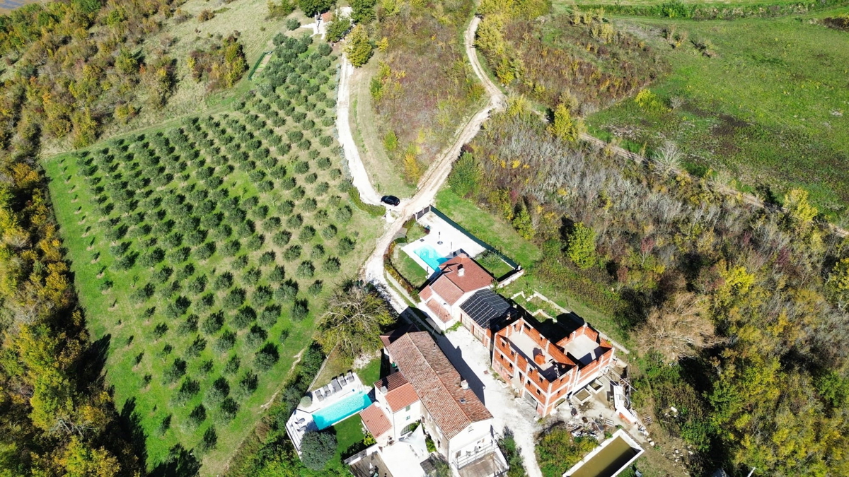 Casa con piscina circondata da colline verdi - periferia di Motovun - 85m + (467m2)