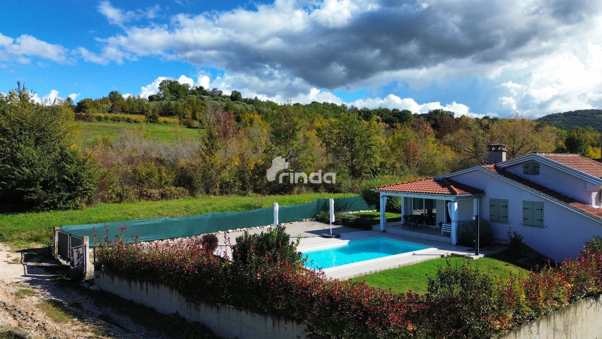 Casa con piscina circondata da colline verdi - periferia di Motovun - 85m + (467m2)