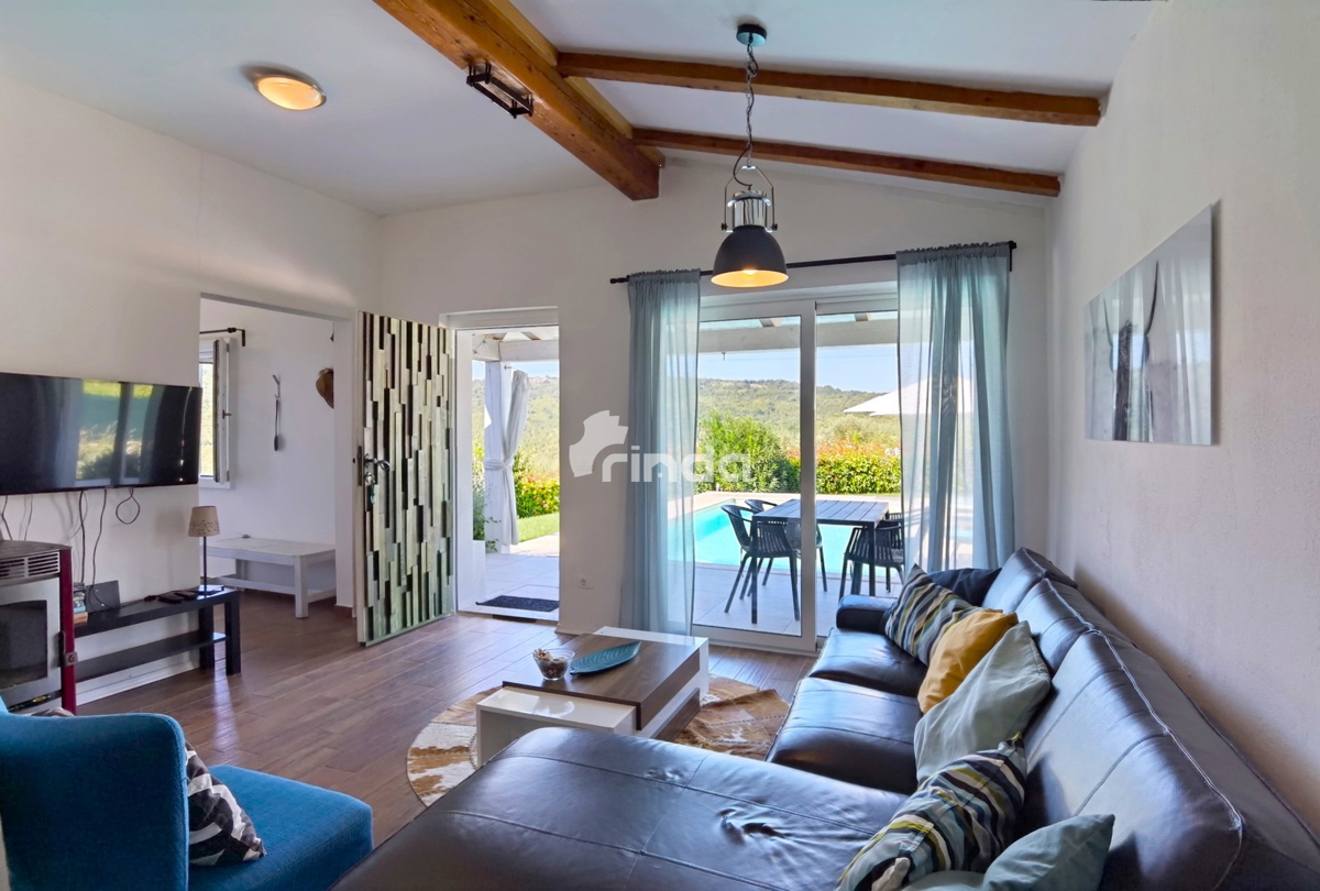 Casa con piscina circondata da colline verdi - periferia di Motovun - 85m + (467m2)