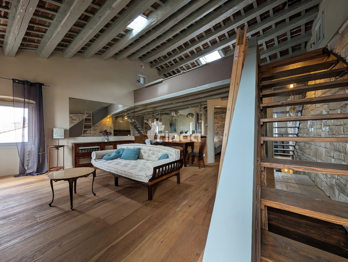 Appartamento su due livelli con vista mare nel cuore del centro storico - 78m2