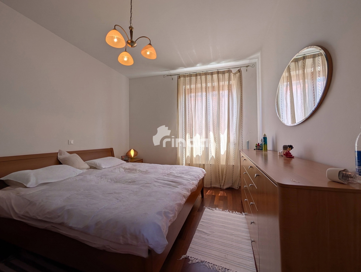 Appartamento con due camere da letto, terrazza e vista mare - Centro di Rovigno - 90m2