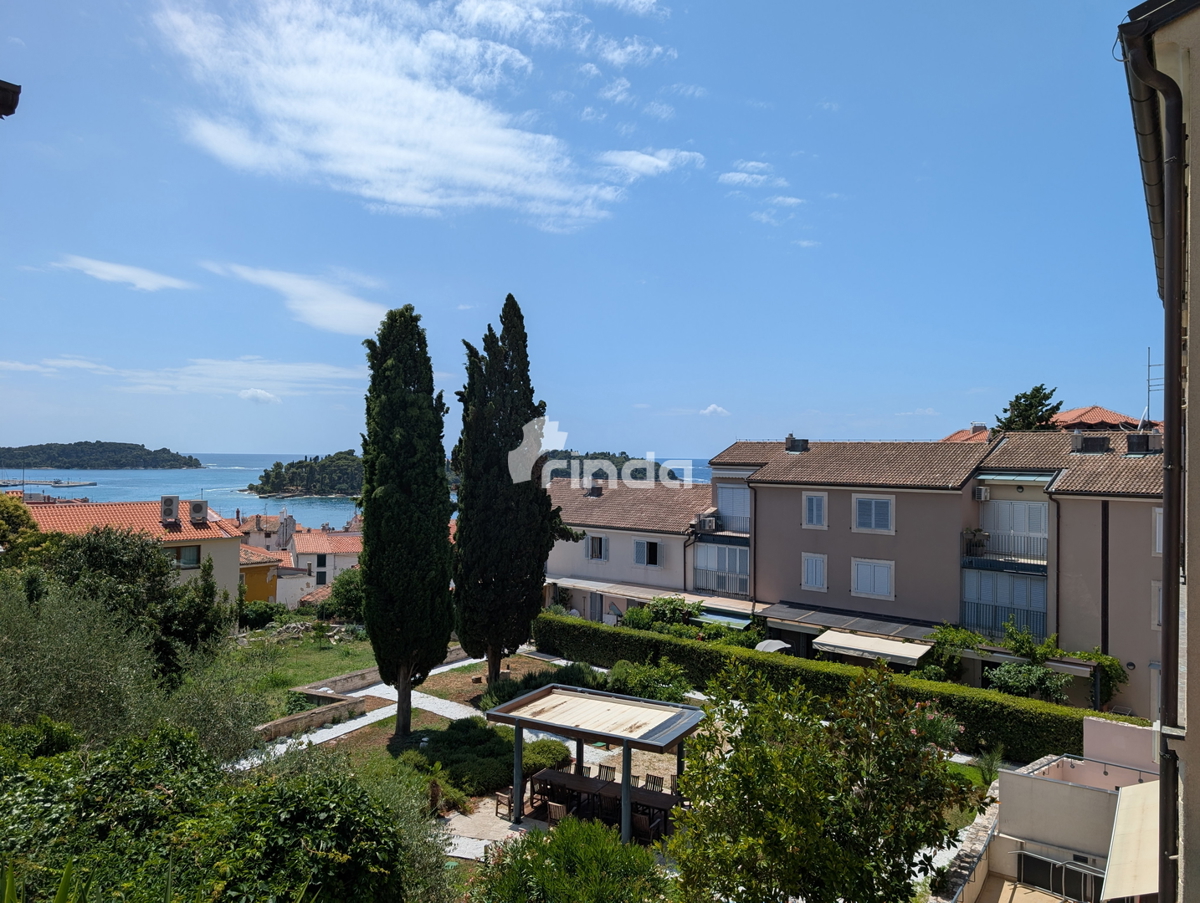 Appartamento con due camere da letto, terrazza e vista mare - Centro di Rovigno - 90m2