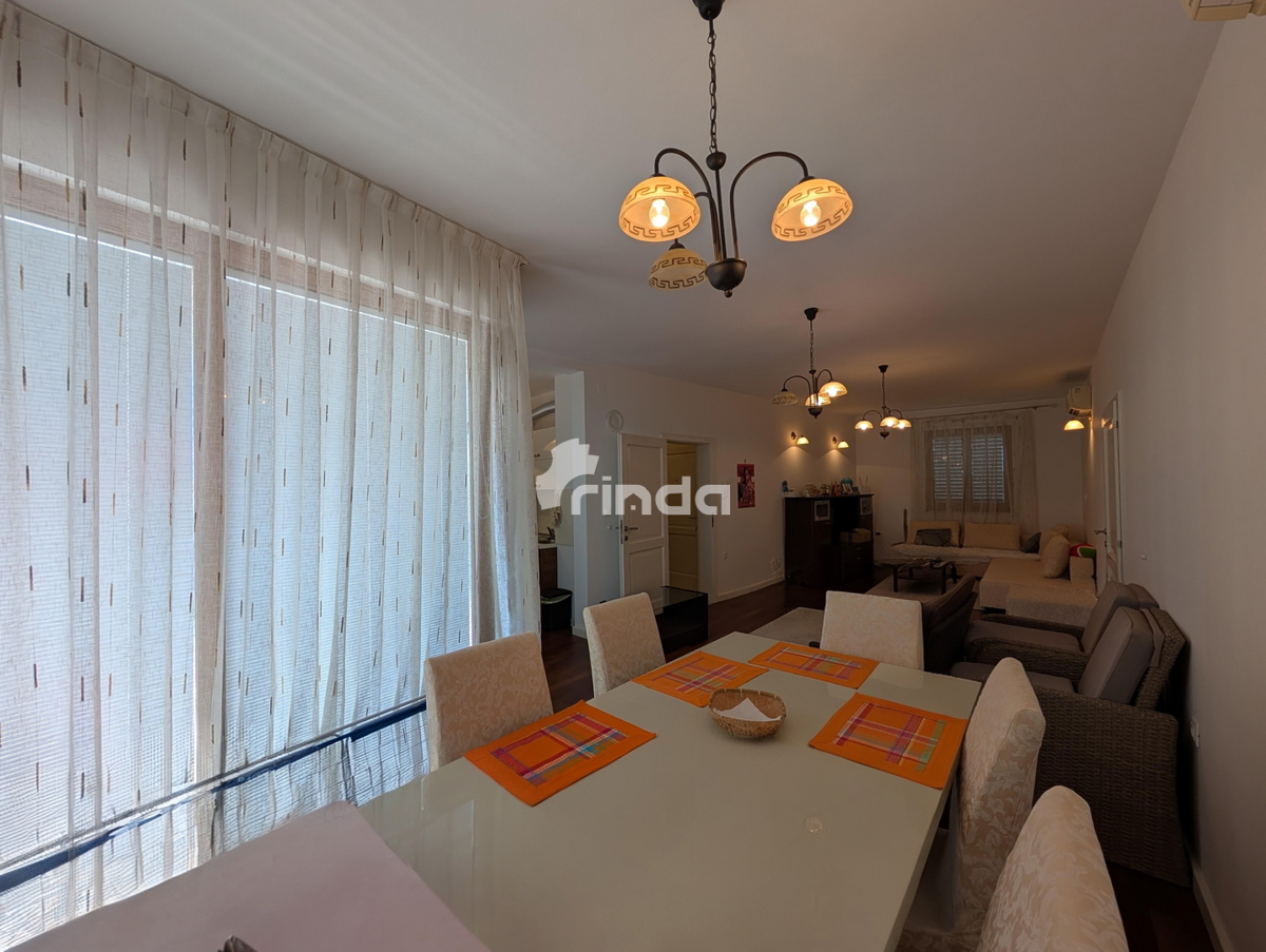 Appartamento con due camere da letto, terrazza e vista mare - Centro di Rovigno - 90m2