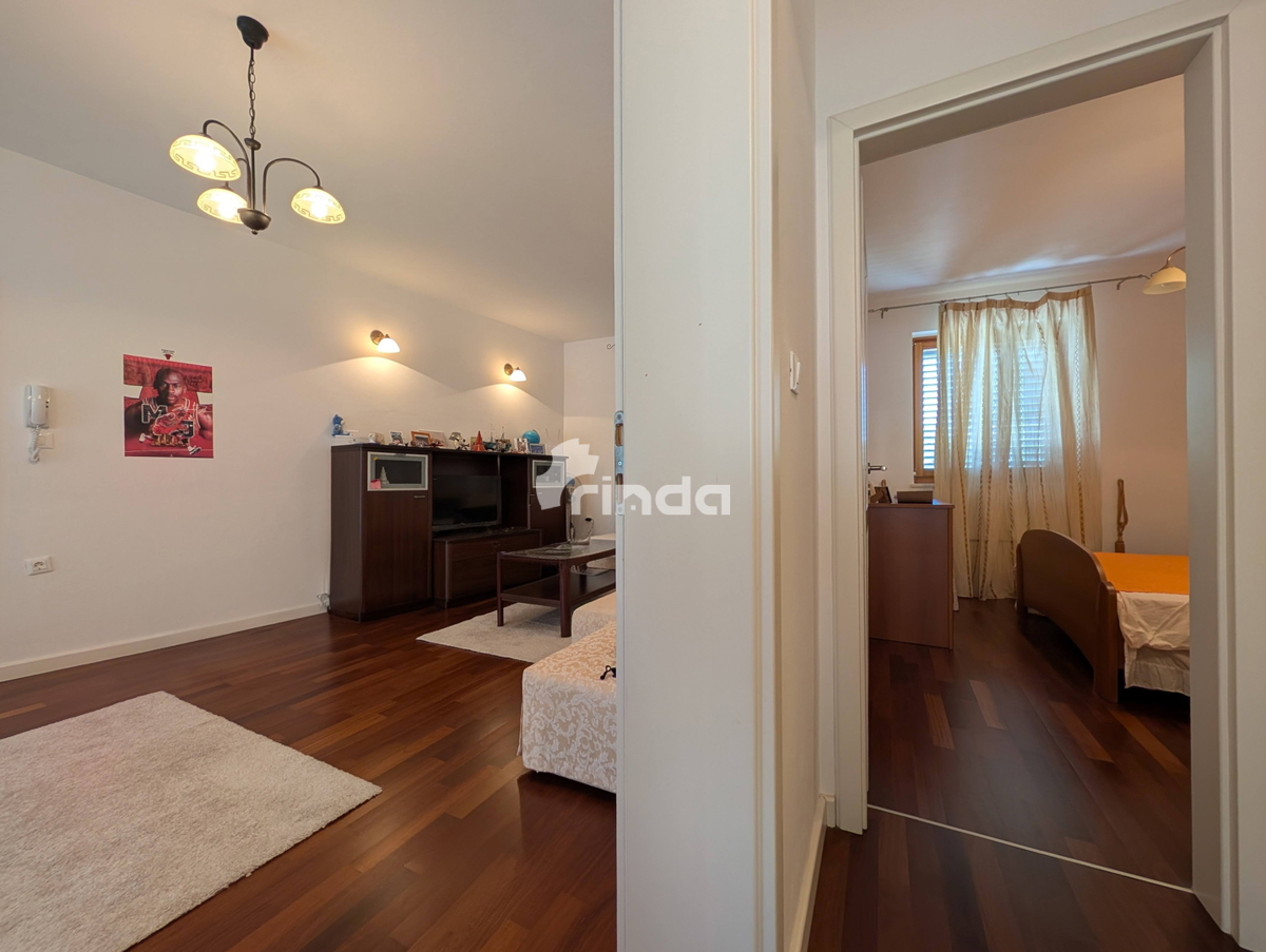 Appartamento con due camere da letto, terrazza e vista mare - Centro di Rovigno - 90m2