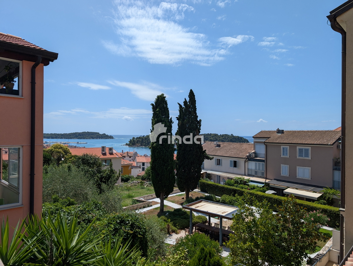 Appartamento con due camere da letto, terrazza e vista mare - Centro di Rovigno - 90m2