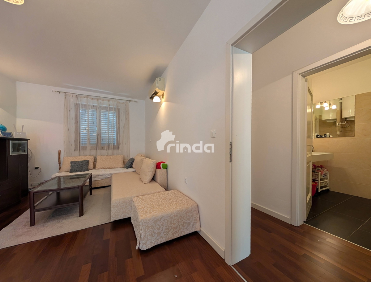 Appartamento con due camere da letto, terrazza e vista mare - Centro di Rovigno - 90m2