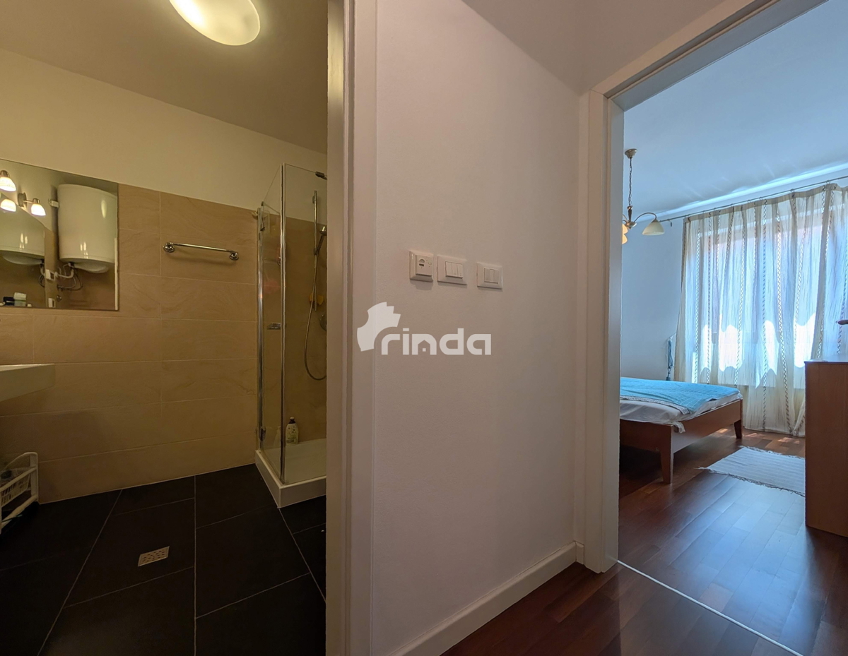 Appartamento con due camere da letto, terrazza e vista mare - Centro di Rovigno - 90m2