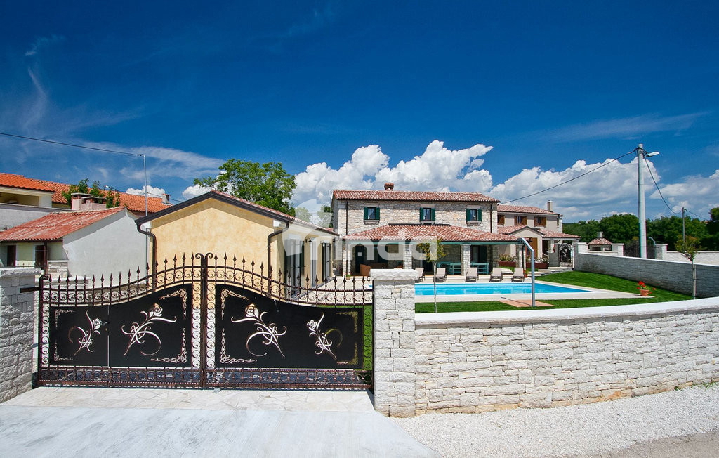 Villa con piscina - Tinjan, dintorni - 230m2 + (847m2)
