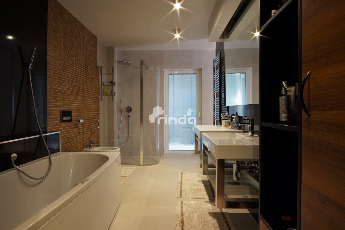 Una casa fantastica - nel centro di Rovigno - Giardino con piscina jacuzzi + parcheggio