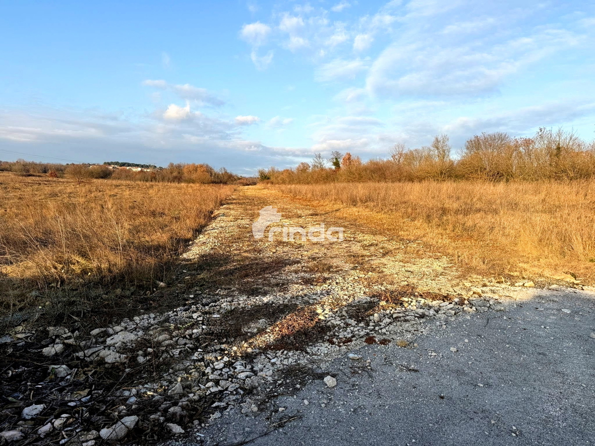 Terreno edificabile con permesso e infrastrutture - Marčana - 1710m2
